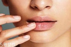 潤唇膏能用手涂嗎？效果不好還不衛(wèi)生