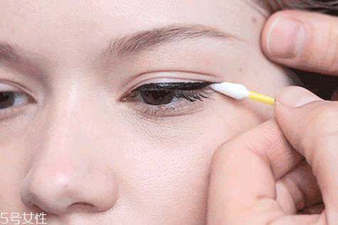眼線筆什么顏色好看？眼線液的畫法步驟