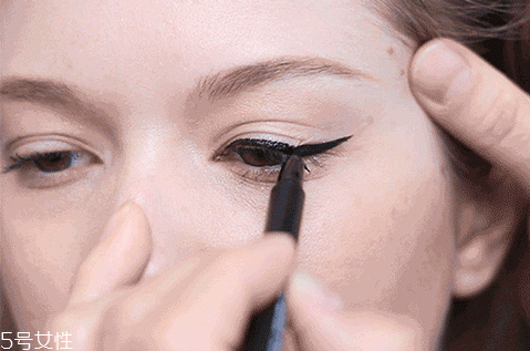 眼線筆什么顏色好看？眼線液的畫法步驟