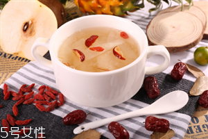 冰糖雪梨梨子能吃嗎？梨和什么一起煮著吃最好？