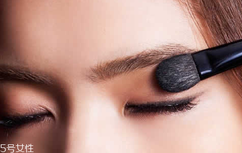 眼線液哪個牌子好用不暈染？眼角下垂畫眼線圖解 