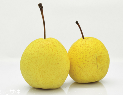 煮梨水要去皮嗎？喝梨水的好處