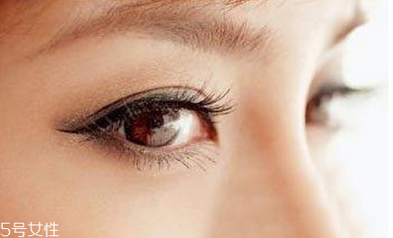 眼線液和眼線筆哪個好用？眼線長度決定風(fēng)格