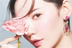 適合畫(huà)桃花妝的眼影有哪些？單眼皮桃花妝畫(huà)法步驟