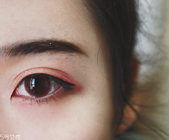 適合畫桃花妝的眼影有哪些？單眼皮桃花妝畫法步驟