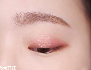 適合畫桃花妝的眼影有哪些？單眼皮桃花妝畫法步驟