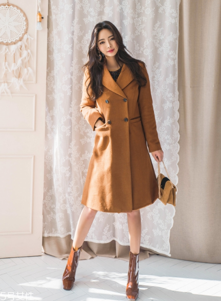 雙排扣大衣怎么搭配？塑造干練女人味