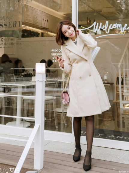 雙排扣大衣怎么搭配？塑造干練女人味