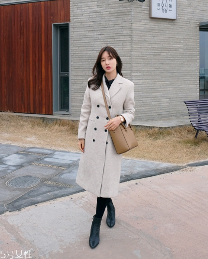 雙排扣大衣怎么搭配？塑造干練女人味