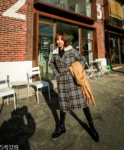 雙排扣大衣怎么搭配？塑造干練女人味