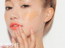 腮紅先還是散粉先？粉狀腮紅用在散粉之后