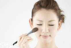 腮紅先還是散粉先？粉狀腮紅用在散粉之后