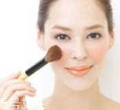 腮紅先還是散粉先？粉狀腮紅用在散粉之后