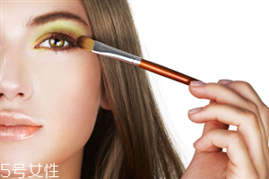 眼影怎么畫會自然好看？眼影顏色這樣搭配最好看