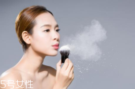 蜜粉可以用在唇部嗎？蜜粉可打造霧面雙唇