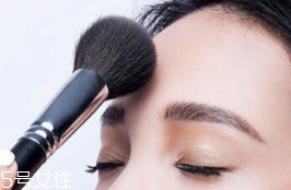 蜜粉可以用在唇部嗎？蜜粉可打造霧面雙唇