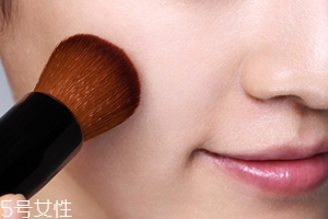 粉底露怎么上妝？底妝刷上妝攻略
