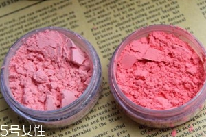 胭脂粉和腮紅膏哪個更好上色？胭脂粉適合油皮