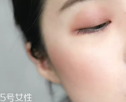 胭脂粉和腮紅膏哪個更好上色？胭脂粉適合油皮