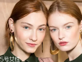 胭脂粉和腮紅膏哪個更好上色？胭脂粉適合油皮