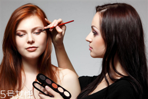 單色眼影怎么畫(huà)好看？不飛粉的眼影推薦