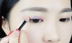 眼影粉和眼影膏哪個(gè)好？眼影粉適合干皮