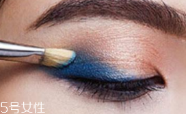 眼影粉和眼影膏哪個(gè)好？眼影粉適合干皮