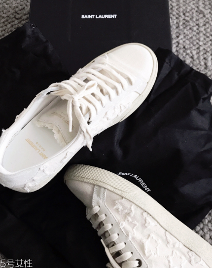 圣羅蘭小白鞋怎么樣？女明星的街拍利器