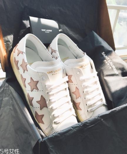 圣羅蘭小白鞋怎么樣？女明星的街拍利器