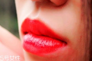 唇膏怎么涂出豐唇？唇中點(diǎn)珠光