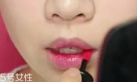 唇膏怎么涂出豐唇？唇中點(diǎn)珠光