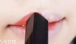 唇膏怎么涂出豐唇？唇中點(diǎn)珠光