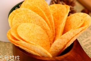 薯片掉到地上可以撿起來吃嗎？這樣衛(wèi)生嗎？