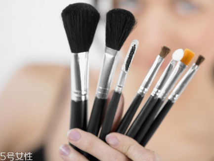 洗化妝刷要用什么洗？選購化妝刷誤區(qū)