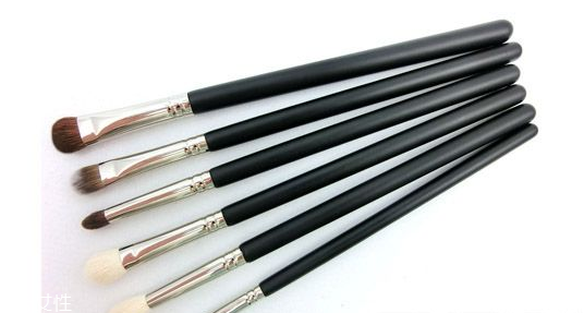 眼影刷和眼影棒哪個值得買？眼影刷水貂毛最好