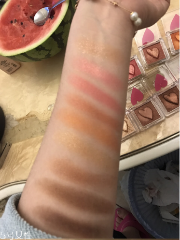 hold live單色眼影好用嗎？興起的國(guó)貨眼影試色