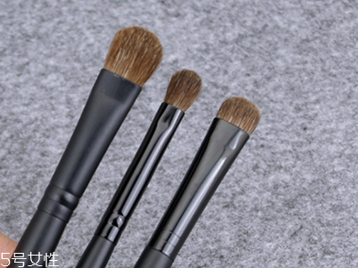 如何清洗化妝刷？眼影刷的選擇與使用方法