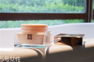 紀(jì)梵希少女面霜適合多大年齡？還你一個(gè)少女肌