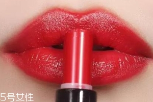 口紅致敏原因是什么？石蠟等成分在作怪