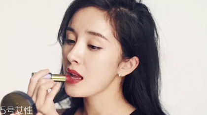 中年女性如何挑選口紅色號？帶藍(lán)色調(diào)唇色最美