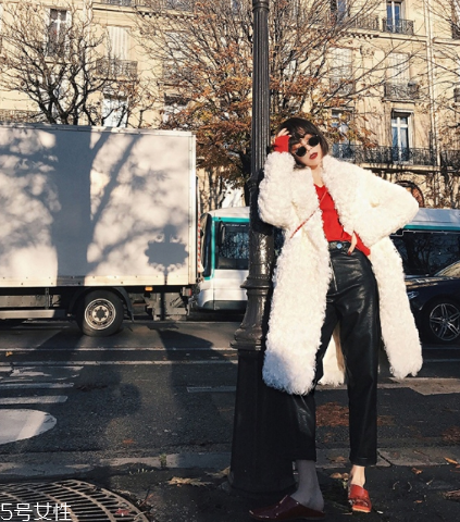 紅色毛衣配什么外套？冬季搭配風(fēng)度與溫度共存