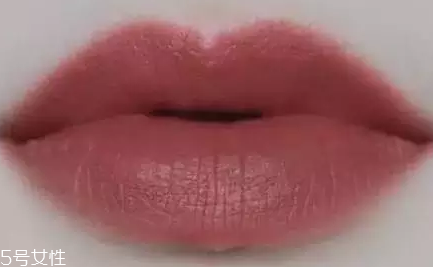 唇膏出水是變質了嗎？只是高溫熱出汗