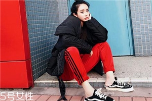 紅色褲子配什么顏色上衣？搭配對顏色才不會俗氣