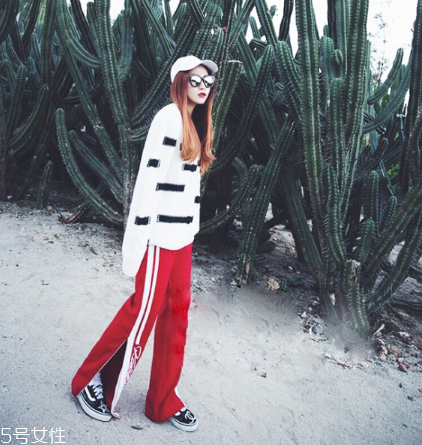 紅色褲子配什么顏色上衣？搭配對顏色才不會俗氣