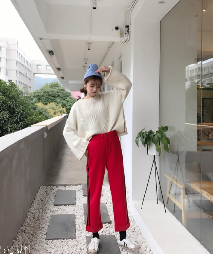 紅色褲子配什么顏色上衣？搭配對顏色才不會俗氣