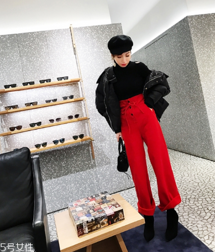 紅色褲子配什么顏色上衣？搭配對顏色才不會俗氣