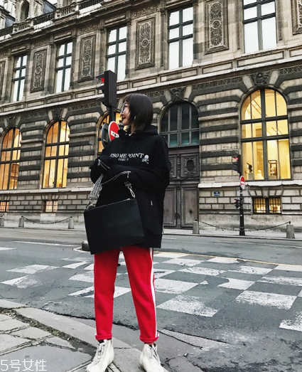 紅色褲子配什么顏色上衣？搭配對顏色才不會俗氣