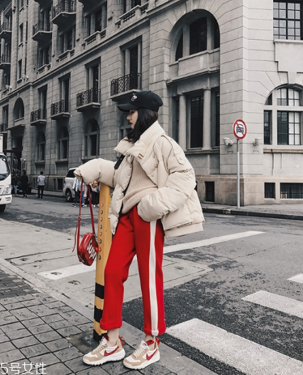 紅色褲子配什么顏色上衣？搭配對顏色才不會俗氣