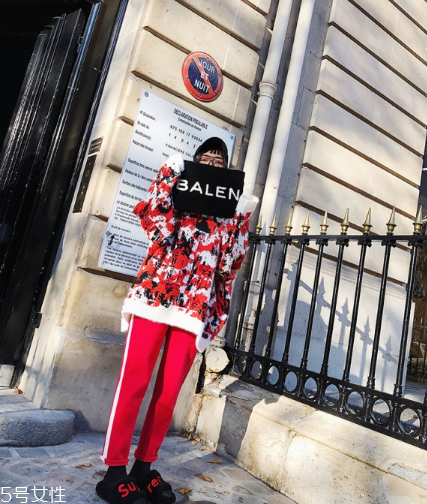 紅色褲子配什么顏色上衣？搭配對顏色才不會俗氣