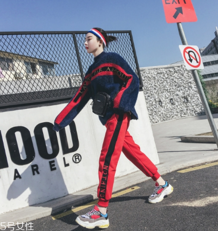 紅色褲子配什么顏色上衣？搭配對顏色才不會俗氣